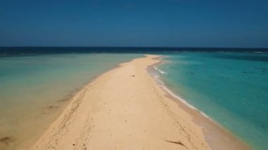 Havadan görünümü güzel plaj tropikal adada. Camiguin Adası Filipinler.