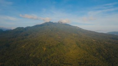 Tropikal orman ile Dağları. Camiguin Adası Filipinler.