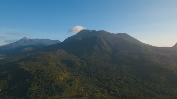 Montanhas com floresta tropical. Ilha de Camiguin Filipinas . — Vídeo de Stock