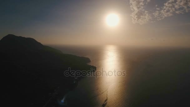 Hermosa puesta de sol sobre el mar, vista aérea. Isla de Boracay Filipinas . — Vídeos de Stock