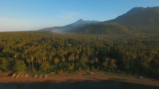 Luftaufnahme schöne Küste auf der tropischen Insel mit vulkanischem Sandstrand. Kamiguin-Inselphilippinen. — Stockvideo