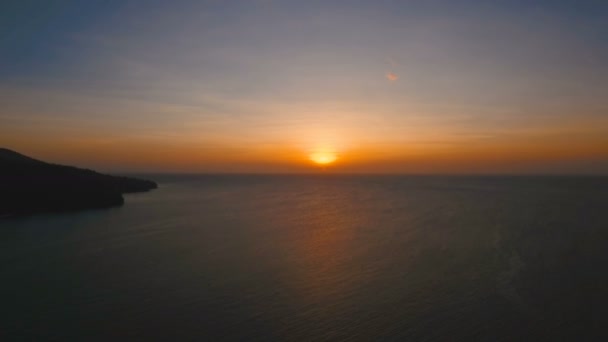 Schöner Sonnenuntergang oder Sonnenaufgang über dem Meer, Luftaufnahme. Philippinen. — Stockvideo