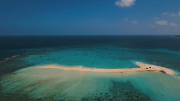 Luftaufnahme schöner Strand auf tropischer Insel. Kamiguin-Inselphilippinen. — Stockvideo