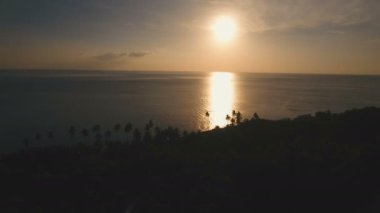 Deniz, hava görünümünü üzerinde güzel gün batımı. Boracay Adası Filipinler.