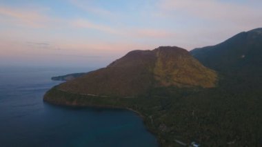 Hava tropikal adada günbatımı güzel sahil şeridi görüntüleyin. Camiguin Adası Filipinler.