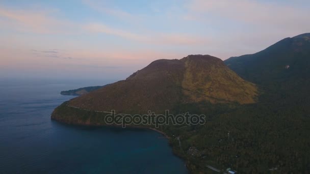 Antenn Visa vackra kusten på den tropiska ön, solnedgång. Camiguin island Filippinerna. — Stockvideo