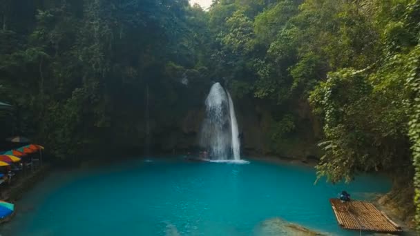 Όμορφο τροπικό καταρράκτη. Περιοχή Falls. Φιλιππίνες Κεμπού. — Αρχείο Βίντεο