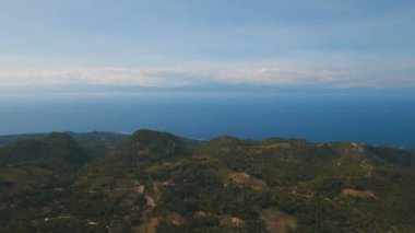 Hava tropikal adada güzel sahil şeridi görüntüleyin. Filipinler Cebu Adası.