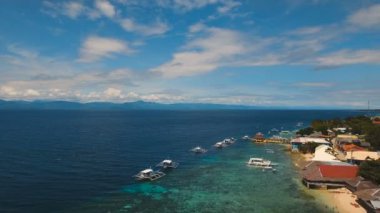 Havadan görünümü güzel plaj tropikal adada. Cebu Adası Filipinler.