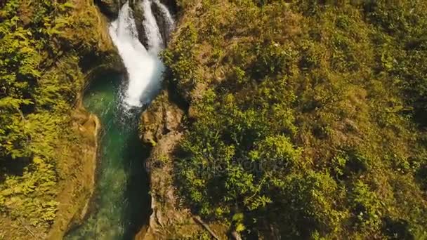 Красивий тропічний водоспад. Острові Себу Філіппіни. — стокове відео