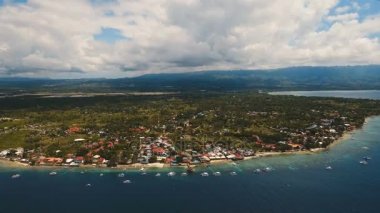 Havadan görünümü güzel plaj tropikal adada. Cebu Adası Filipinler.