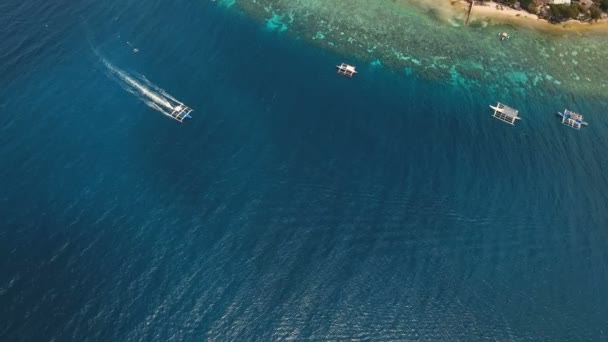 Motorový člun na moře, letecký pohled. Cebu island, Filipíny. — Stock video