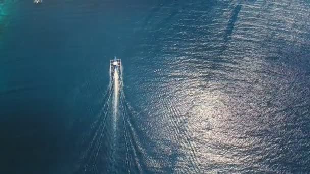 Motorbot denizde, havadan görünümü. Cebu Adası Filipinler. — Stok video