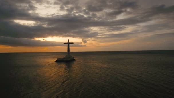 Cruz católica en el mar. — Vídeos de Stock