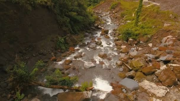 Gebirgsfluss im Regenwald. Camiguin Insel Philippinen. — Stockvideo