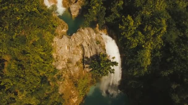 Pięknym tropikalnym wodospadem. Wyspa Cebu Filipiny. — Wideo stockowe