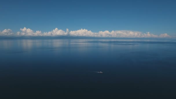 Motorboot op de zee, luchtfoto. Cebu island, Filippijnen. — Stockvideo