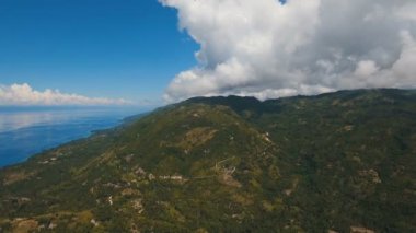 Hava tropikal adada güzel sahil şeridi görüntüleyin. Filipinler Cebu Adası.