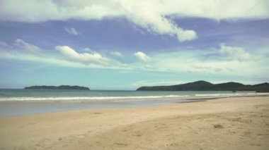 güzel bir plaj tropikal adada.