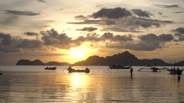 Prachtige zonsondergang boven zee. — Stockvideo