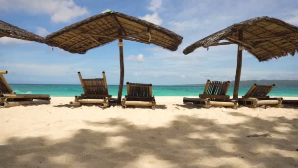 Hermosa playa en isla tropical . — Vídeo de stock