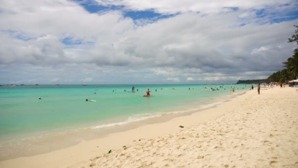 Hermosa playa en isla tropical . — Vídeo de stock