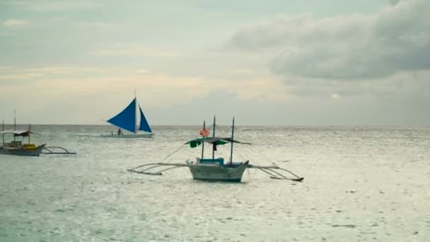 Vitorlás hajó a kék tengeren. Boracay-sziget Fülöp-szigetek. — Stock videók