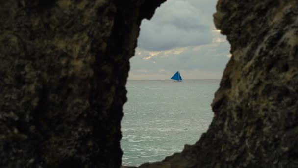 Żaglówka w błękitnym morzu. Wyspa Boracay Filipiny. — Wideo stockowe