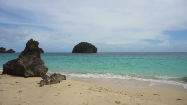 Vakker strand på tropisk øy . – stockvideo