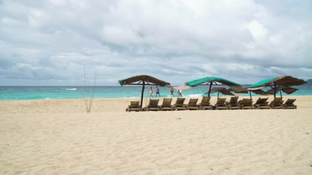 Hermosa playa en isla tropical . — Vídeos de Stock