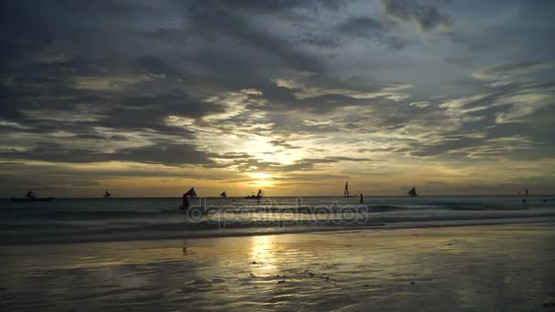 Prachtige zonsondergang boven zee. Boracay island, Filippijnen. — Stockvideo