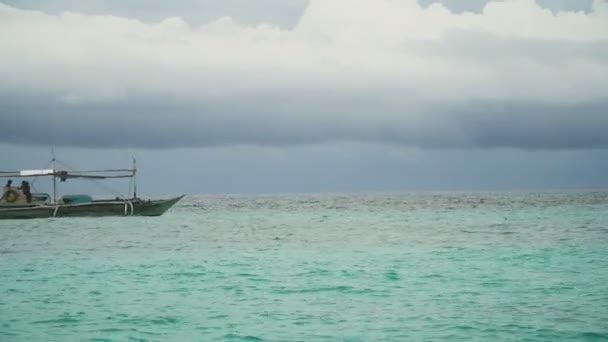 Barco a motor no mar . — Vídeo de Stock