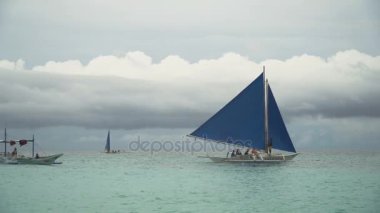 Mavi denizde yelkenli. Filipinler Boracay Adası.
