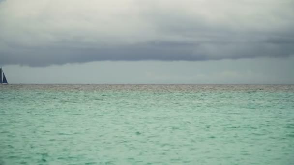 在蓝色大海中航行的船。菲律宾Boracay岛. — 图库视频影像