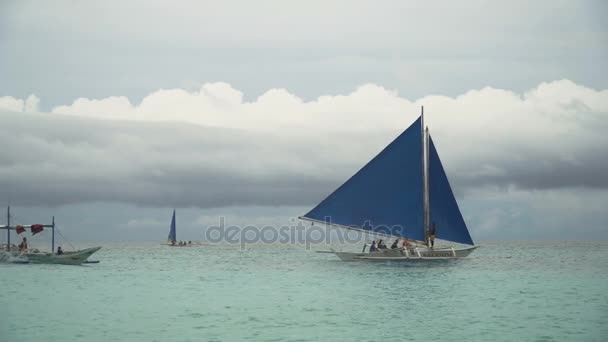 Zeilboot in blauwe zee. Boracay eiland Filippijnen. — Stockvideo