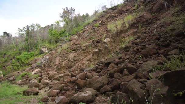 Landslide na estrada da montanha.. Ilha de Camiguin Filipinas . — Vídeo de Stock