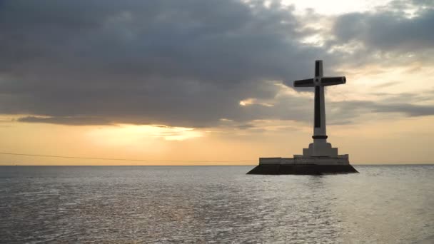 Καθολικός σταυρός στη θάλασσα. — Αρχείο Βίντεο