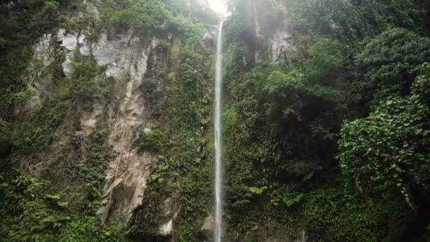 美しい熱帯の滝。フィリピン カミギン島. — ストック動画