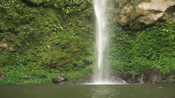 아름 다운 열 대 폭포입니다. 필리핀 캐 미 귄 섬. — 비디오