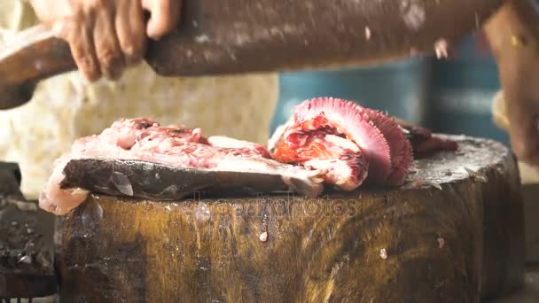 Cutting fish at a street market. — Stock Video