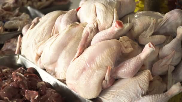 Pollo en el mercado . — Vídeos de Stock