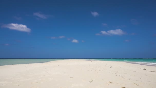 Hermosa playa en isla tropical . — Vídeo de stock