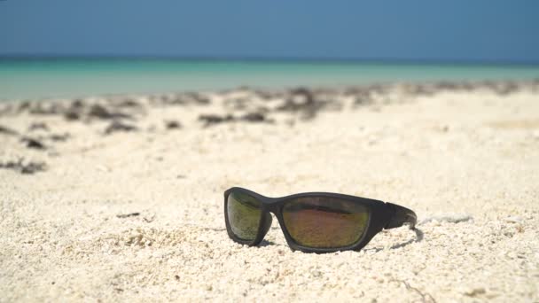 Solglasögon på stranden — Stockvideo