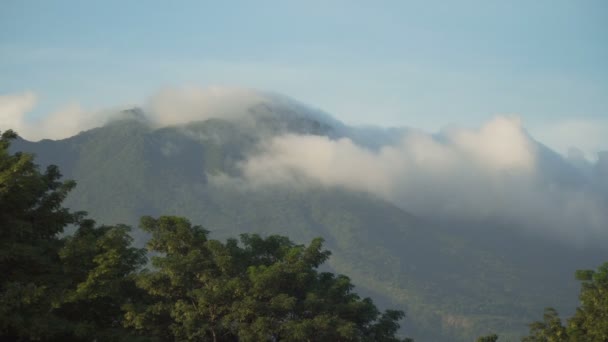 Landschap van bergen en hemel. Camiguin island. — Stockvideo