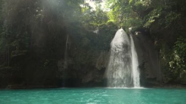 Güzel tropik şelale. Filipinler Cebu Adası.