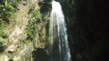 Güzel tropik şelale. Filipinler Cebu Adası.