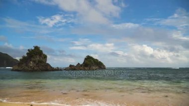 Tropikal plaj, mavi gökyüzü, bulutlar. Catanduanes, Filipinler.
