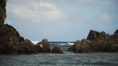 Sörfçü dalgaları üzerinde. Catanduanes, Filipinler.