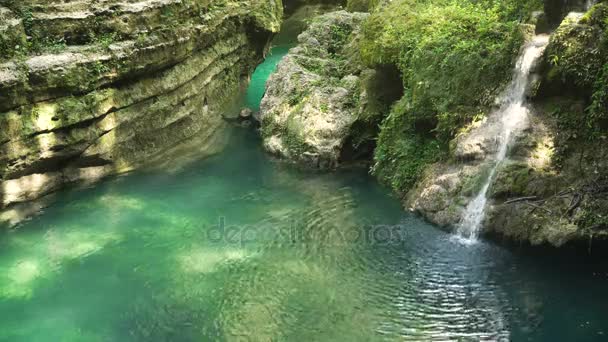 Güzel tropik şelale. Filipinler Cebu Adası. — Stok video