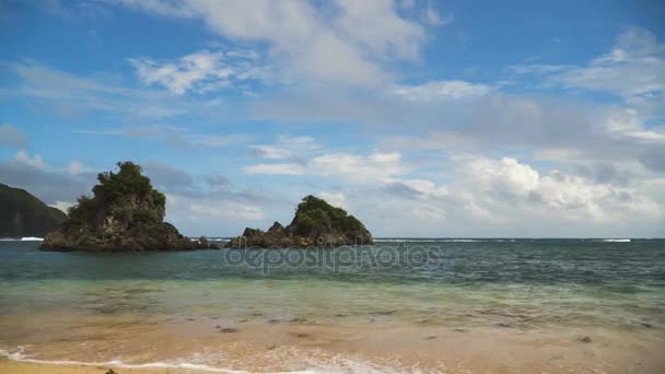Tropikal plaj, mavi gökyüzü, bulutlar. Catanduanes, Filipinler. — Stok video